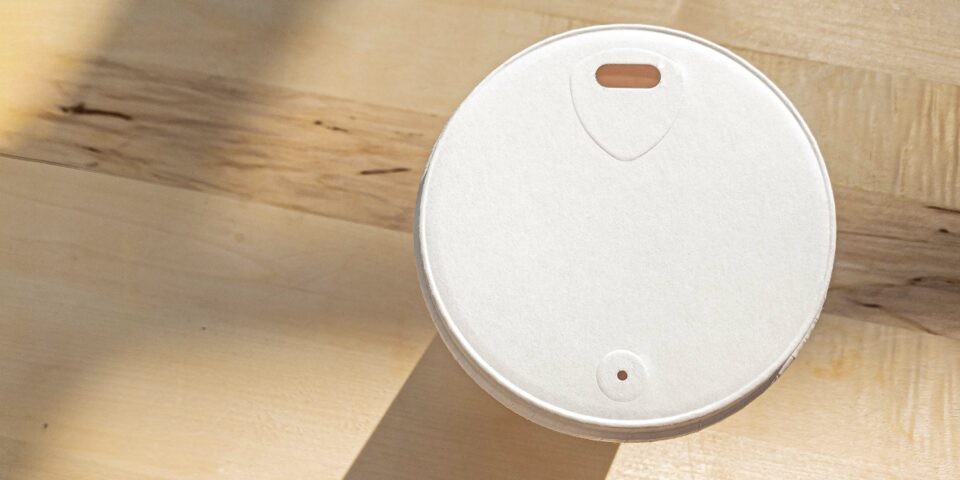 Re­cy­clable and print­able pa­per lids are introduced to replace the plastic lids